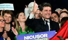 Le maire de Bucarest et candidat à la présidence roumaine, Nicusor Dan, salue ses partisans à l'annonce des sondages de sortie des urnes, le 18 mai 2025 à Bucarest ( AFP / Daniel MIHAILESCU )