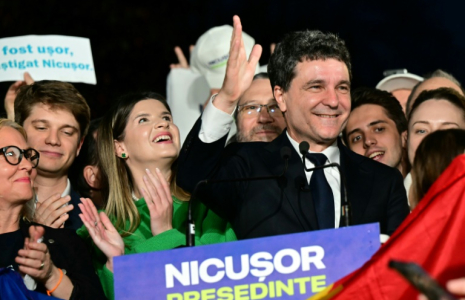 Le maire de Bucarest et candidat à la présidence roumaine, Nicusor Dan, salue ses partisans à l'annonce des sondages de sortie des urnes, le 18 mai 2025 à Bucarest ( AFP / Daniel MIHAILESCU )