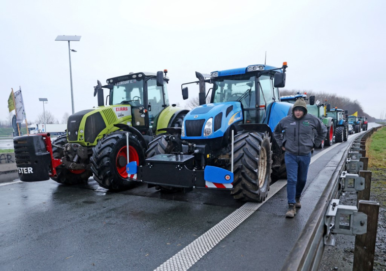 Des agriculteurs français et belges à Crespin, le 5 décembre 2024. ( AFP / FRANCOIS LO PRESTI )