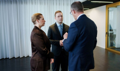 Le chancelier allemand Friedrich Merz s'entretient avec le Premier ministre danois Mette Frederiksen et le Premier ministre du Groenland Jens-Frederik Nielsen en marge du sommet économique WELT à Berlin