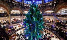 Un sapin de Noël géant se dresse dans le grand magasin Galeries Lafayette à Paris