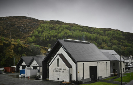 La distillerie de l'île de Harris à Tarbert, le 28 avril 2025 en Ecosse ( AFP / Andy Buchanan )