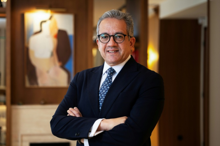 L'égyptologue Khaled El-Enany, ancien ministre du tourisme de l'Egypte, à Paris le 10 avril 2025 ( AFP / Xavier GALIANA )