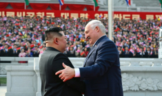 Photo fournie par le service de presse présidentiel bélarusse du dirigeant nord-coréen Kim Jong-un, à gauche, et du président bélarusse Alexandre Loukachenko, à droite, à Pyongyang en Corée du Nord le 25 mars 2026 ( Belarusian presidential press service / Handout )