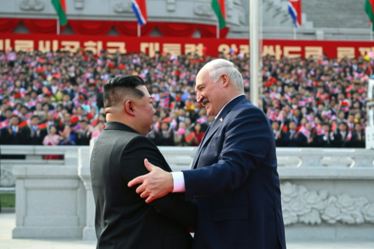Photo fournie par le service de presse présidentiel bélarusse du dirigeant nord-coréen Kim Jong-un, à gauche, et du président bélarusse Alexandre Loukachenko, à droite, à Pyongyang en Corée du Nord le 25 mars 2026 ( Belarusian presidential press service / Handout )
