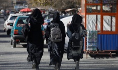 Des étudiantes afghanes marchent près de l'université de Kaboul