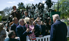Le président américain Donald Trump s'adresse aux journalistes sur la pelouse sud de la Maison Blanche, le 6 avril 2026 à Washington ( AFP / Brendan SMIALOWSKI )