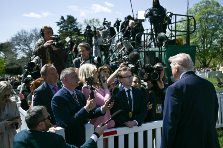 Le président américain Donald Trump s'adresse aux journalistes sur la pelouse sud de la Maison Blanche, le 6 avril 2026 à Washington ( AFP / Brendan SMIALOWSKI )