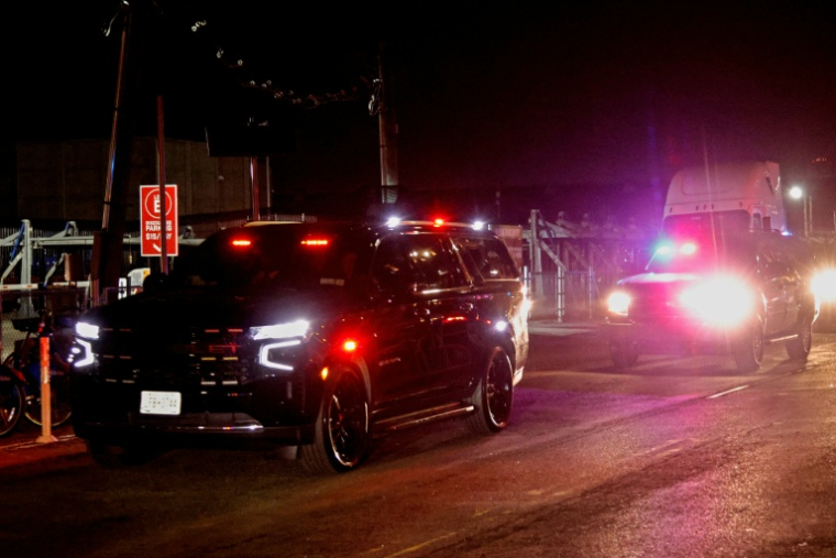 Un convoi policier supposé transporter le président vénézuélien déchu Nicolas Maduro depuis la prison de Brooklyn où il est enfermé jusqu'au tribnunal de Manhattan où il doit comparaître, le 26 mars 2026 à New York ( AFP / Leonardo MUNOZ )