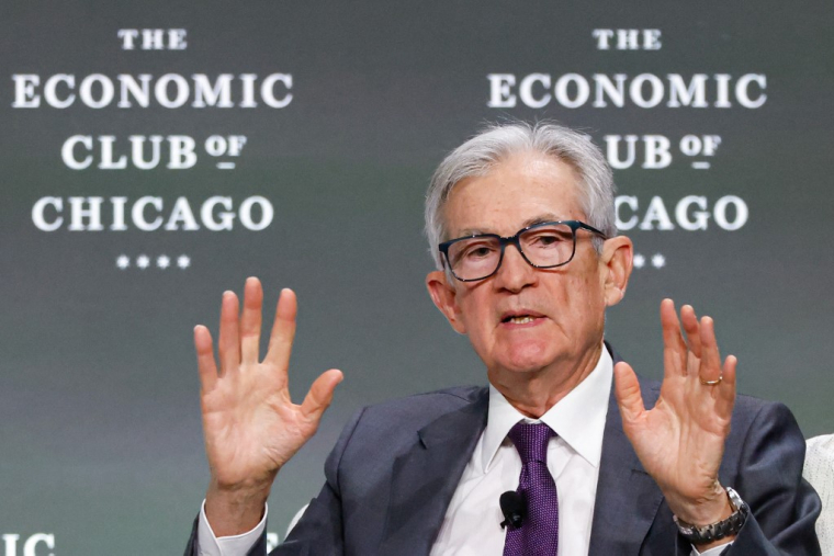 Jerome Powell à Chicago, aux États-Unis, le 16 avril 2025. ( AFP / KAMIL KRZACZYNSKI )