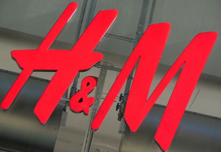 Des panneaux montrent le logo de H&M