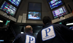 Des traders travaillent au kiosque où est négociée la radio internet Pandora sur le parquet de la Bourse de New York