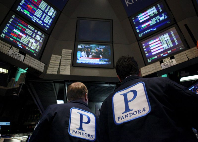 Des traders travaillent au kiosque où est négociée la radio internet Pandora sur le parquet de la Bourse de New York