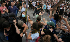 Echauffourées entre des membres du collectif d'extrême droite Nemesis et des sympathisant du Nouveau front populaire à Paris le 27 juin 2024 ( AFP / Zakaria ABDELKAFI )