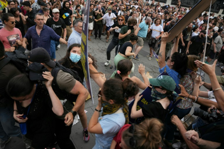 Echauffourées entre des membres du collectif d'extrême droite Nemesis et des sympathisant du Nouveau front populaire à Paris le 27 juin 2024 ( AFP / Zakaria ABDELKAFI )