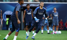 L'attaquant Bradley Barcola et le gardien Lucas Chevalier, recrue du PSG, à l'entraînement le 12 août 2025 à Udine ( AFP / FRANCK FIFE )