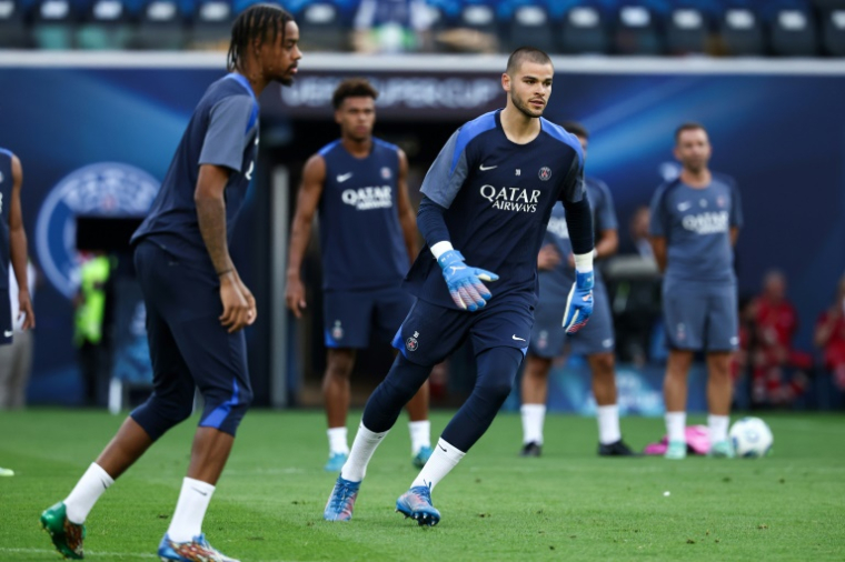 L'attaquant Bradley Barcola et le gardien Lucas Chevalier, recrue du PSG, à l'entraînement le 12 août 2025 à Udine ( AFP / FRANCK FIFE )
