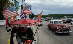 Un tricyle orné de drapeaux américains, à La Havane, le 19 juin 2026 ( AFP / YAMIL LAGE )