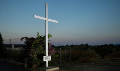 Photo prise le 24 juin 2026 d'une croix érigée dans le village de Mati, dans la banlieue d’Athènes, près de l’endroit où quatre personnes ont été retrouvées mortes à la suite de l'incendie de forêt de 2018 ( AFP / Angelos TZORTZINIS )