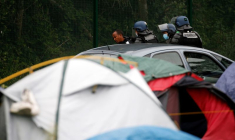 HRW DÉNONCE LE "TRAITEMENT DÉGRADANT" DES MIGRANTS À CALAIS