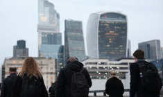 Des travailleurs traversent le London Bridge à l'heure de pointe du matin à Londres
