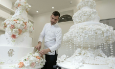 Le chef pâtissier français Bastien Blanc-Tailleur décore un gâteau de mariage dans son atelier de Saint-Rémy-lès-Chevreuse, dans les Yvelines, le 10 avril 2026 ( AFP / Thomas SAMSON )