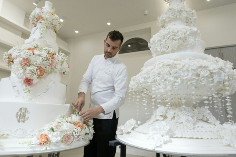 Le chef pâtissier français Bastien Blanc-Tailleur décore un gâteau de mariage dans son atelier de Saint-Rémy-lès-Chevreuse, dans les Yvelines, le 10 avril 2026 ( AFP / Thomas SAMSON )