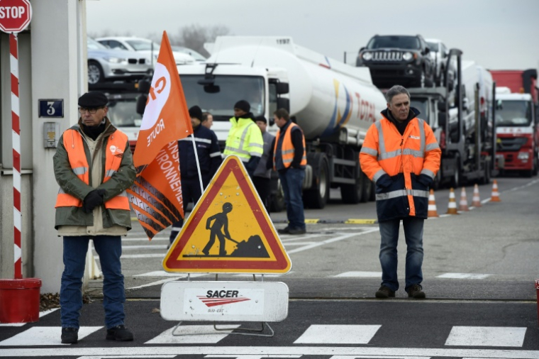 Des chauffeurs routiers lors d'une action organisée par la CFDT, le 28 octobre 2015 à Corbas, près de Lyon ( AFP / PHILIPPE DESMAZES )