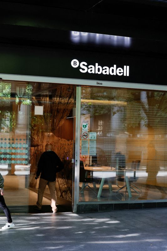 Un homme entre dans une agence de la banque espagnole Sabadell sur la Gran Via de Bilbao, en Espagne