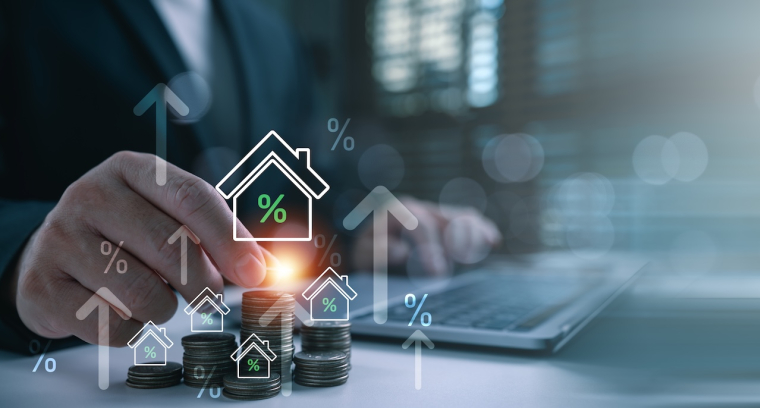 solliciter un pr&ecirc;t relais ou vendre pr&eacute;alablement son logement avant d'acheter &agrave; nouveau, quel est le plus int&eacute;ressant ? ( Cr&eacute;dits photo : &copy;  Looker_Studio - stock.adobe.com)