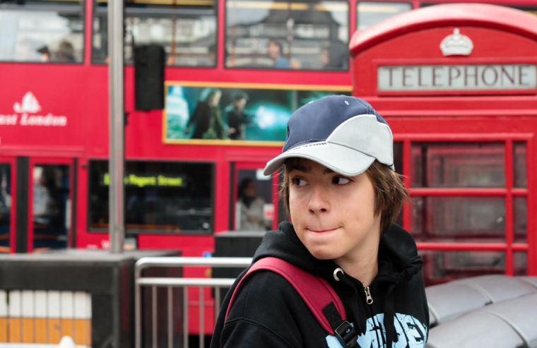 (Il est temps de munir votre ado d'une carte bancaire adaptée à ses besoins de paiement à l'étranger - Visuel Adobe Stock)