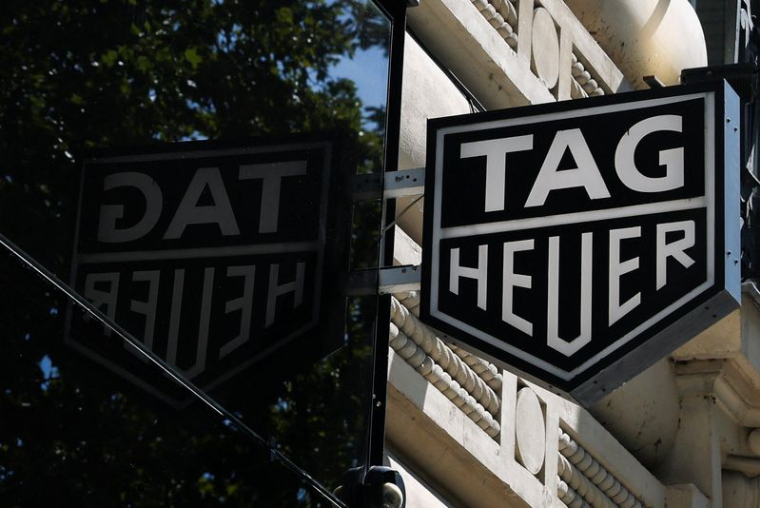 Le logo de l'horloger suisse TAG Heuer dans un magasin à Paris