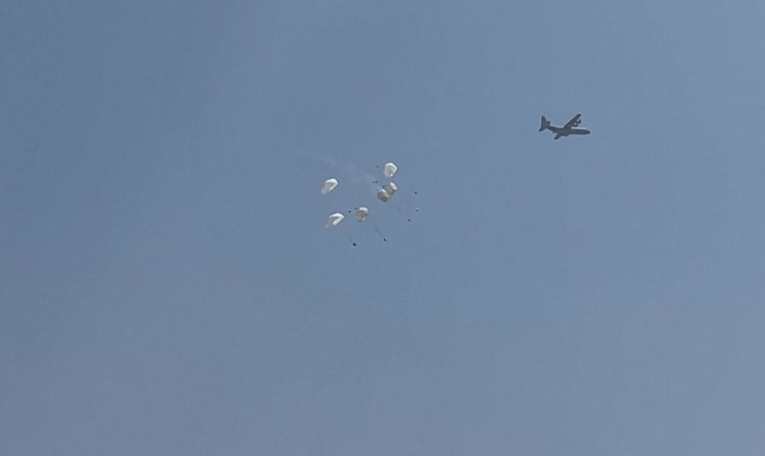 Un avion largue de l'aide humanitaire au dessus de Gaza