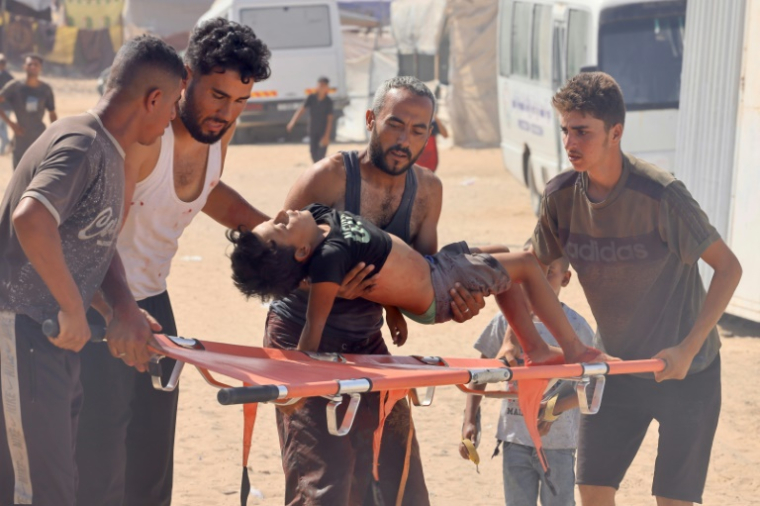 Un garçon palestinien blessé alors qu'il allait cherchait de l'aide humanitaire dans la région de Rafah dans le sud de Gaza, est transporté vers un hôpital de campagne, le 30 juillet 2025 ( AFP / - )