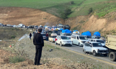 Des réfugiés arméniens fuient le Karabakh face à l'offensive de l'armée azerbaïdjanaise, le 28 septembre 2023 ( AFP / Siranush Sargsyan )