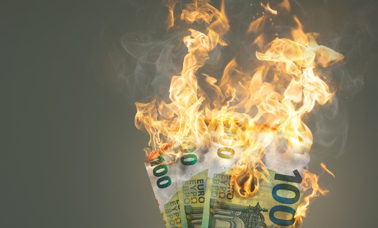 Billets de 100 euros qui brûlent (Crédits: Adobe Stock)