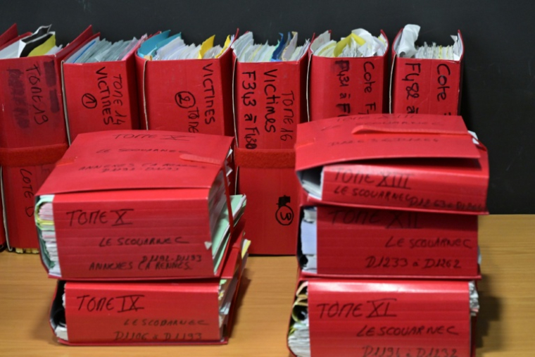 Des dossiers dans la salle d'audience du tribunal correctionnel de Vannes (Morbihan), le 24 février 2025, lors de l'ouverture du procès du chirurgien à la retraite Joël Le Scouarnec ( AFP / Damien MEYER )