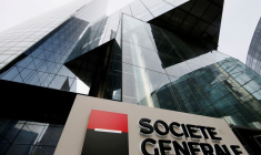 Photo d'archives: Le logo de la banque française Société Générale est visible devant le siège de la banque dans le quartier financier de La Défense à Courbevoie, près de Paris