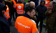 Des travailleurs français du secteur énergétique en grève à Donges