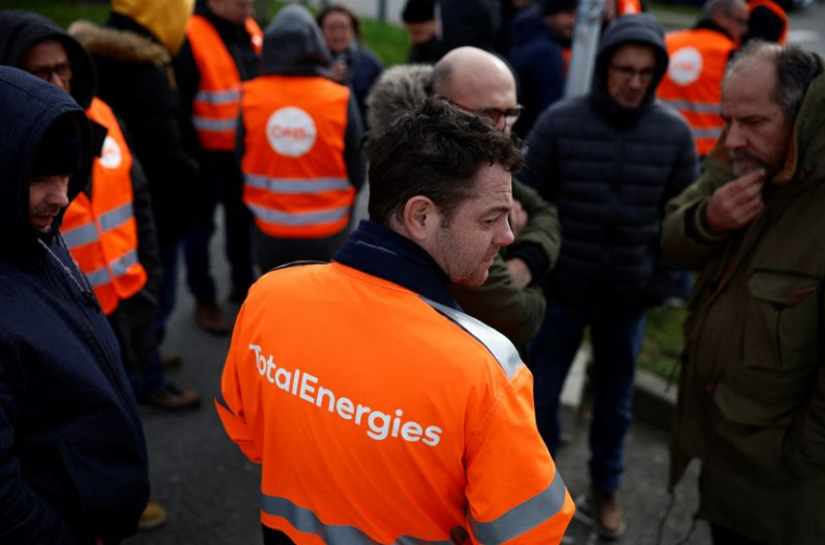 Des travailleurs français du secteur énergétique en grève à Donges