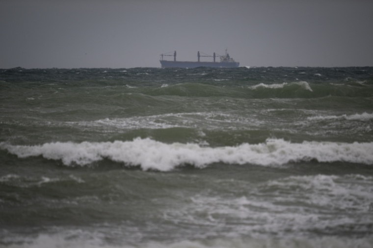 Un cargo naigue dans la mer Noire, à Krapets, au nord-est de la Bulgarie le 14 octobre 2026 ( AFP / Nikolay DOYCHINOV )