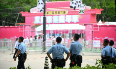Des policiers chinois patrouillent dans le parc Victoria, où se sont tenues pendant des années des commémorations de la répression de Tiananmen, à Hong Kong, le 3 juin 2025 ( AFP / Peter PARKS )