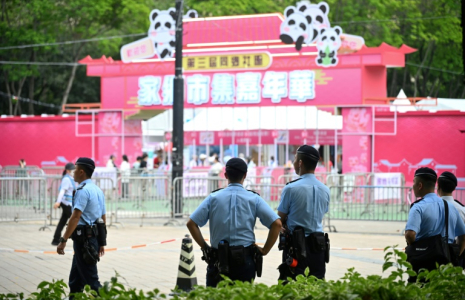Des policiers chinois patrouillent dans le parc Victoria, où se sont tenues pendant des années des commémorations de la répression de Tiananmen, à Hong Kong, le 3 juin 2025 ( AFP / Peter PARKS )
