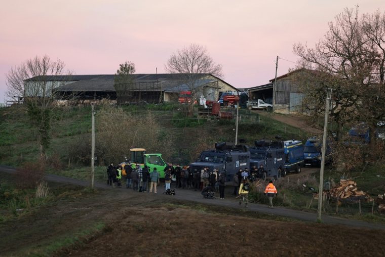 Des véhicules blindés Centaure de la gendarmerie stationnés à l'entrée d'une ferme, bloquant son accès, tandis que des agriculteurs manifestent contre l'abattage d'un troupeau de 200 vaches parmi lesquelles un cas de dermatose nodulaire contagieuse (DNC) a été détecté, aux Bordes-sur-Arize, le 12 décembre 2025 dans l'Ariège ( AFP / Valentine CHAPUIS )
