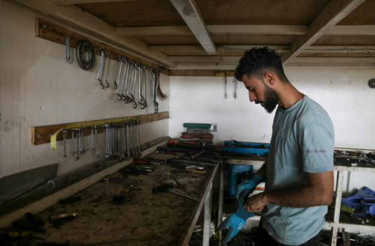 Mohamed Ismail dans son atelier à Erbil, capitale de la région autonome du Kurdistan irakien, le 7 avril 2025 ( AFP / Safin HAMID )