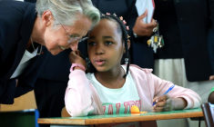 La ministre de l'Education Elisabeth Borne, discute avec une élève à l'occasion de la rentrée scolaire dans le quartier de Primat, à Saint-Denis de la Réunion, sur l'île de La Réunion, le 19 août 2025 ( AFP / Richard BOUHET )