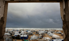 Des tentes abritant des familles palestiniennes déplacées, installées le long du rivage de la ville de Gaza, alors que de forts vents hivernaux balayent l'enclave palestinienne le 13 janvier 2026 ( AFP / Omar AL-QATTAA )