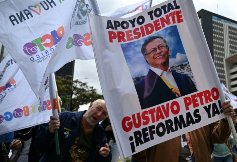 Des personnes brandissent des pancartes et des drapeaux lors d'une marche en soutien aux réformes proposées par le président colombien Gustavo Petro, à Bogota, en Colombie, le 28 mai 2025 ( AFP / Raul ARBOLEDA )