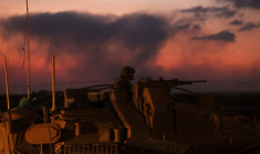 Un soldat israélien près de la frontière entre Israël et la bande de Gaza, dans le sud d'Israël