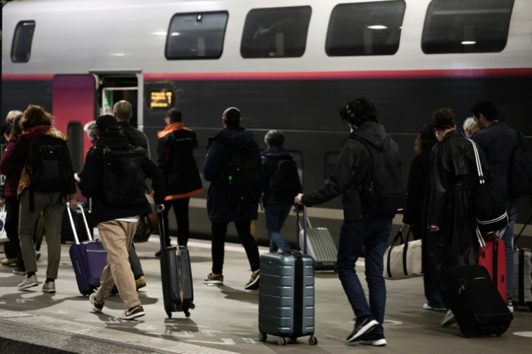 Des passagers sur un quai de la gare Paris-Montparnasse, le 6 mai 2025 ( AFP / Thibaud MORITZ )